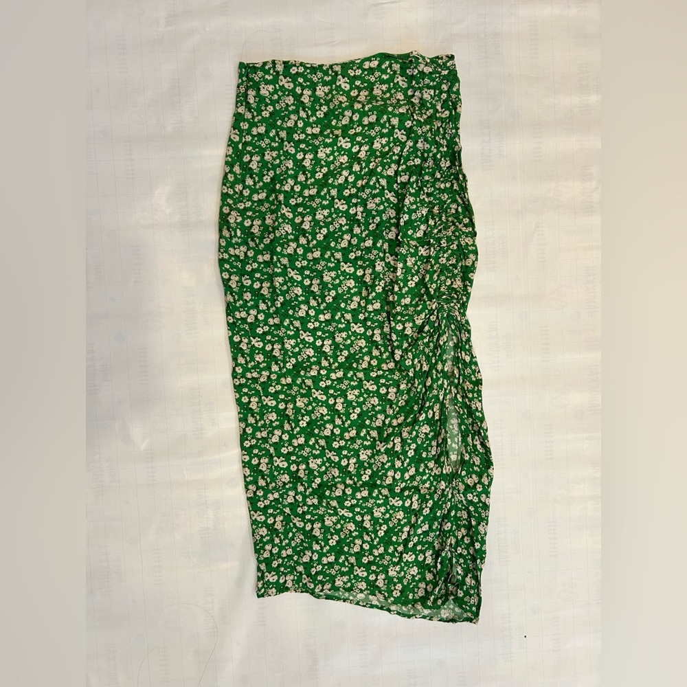 ZARA GREEN AND WHITE FLORAL MIDI SKIRT WITH SIDE SLIT AND RUCHING
